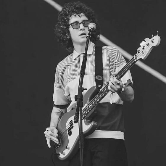Baixista da banda Mikey Margott